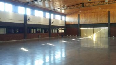 Repusieron vidrios en una escuela que fue atacada por barrabravas
