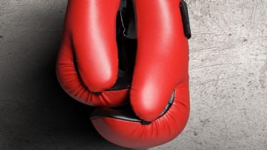 Exboxeador golpea a su exnovia frente a su hija