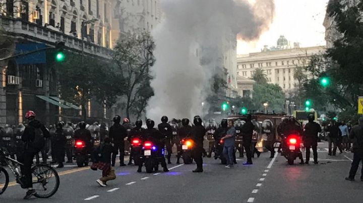 Incidentes en el consulado Chileno en Argentina en medio de una protesta