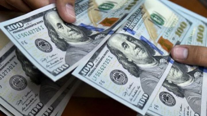 Dólar desbocado: el blue escaló otros $10 y cerró en $442 este viernes