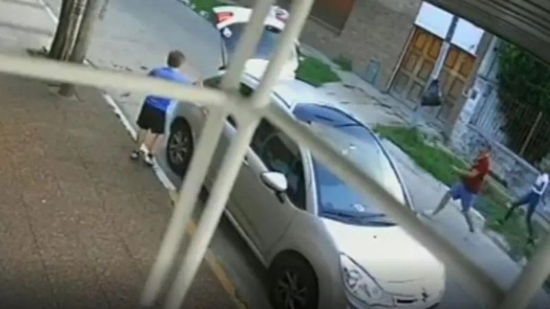 Video: nene defendió a su mamá del violento robo de su auto