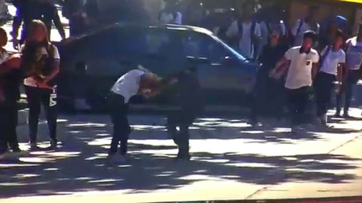 Video: dos alumnas a las trompadas durante los festejos en plaza Aberastain