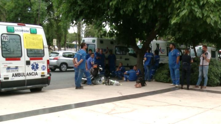 Ruidosa protesta de trabajadores de ambulancias en el Centro Cívico