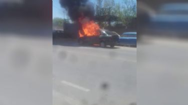 Sálvese quien pueda: un auto ardió en llamas en medio de la calle