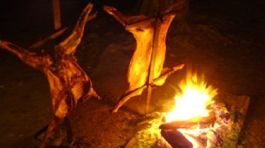 "Chivito a la tiesha", el video del sanjuanino al que el viento les arruinó la cena