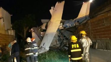 Una avioneta se quedó sin nafta y se estrelló contra una casa