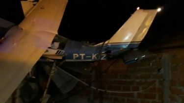 Una avioneta se quedó sin nafta y se estrelló contra una casa