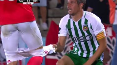 ¡Insólito! Fábio Coentrão le bajó los pantalones a un rival durante un partido