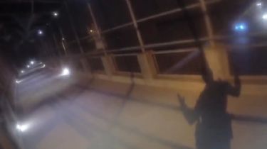 Un policía salva a un suicida que iba a tirarse de un puente ofreciéndole un abrazo