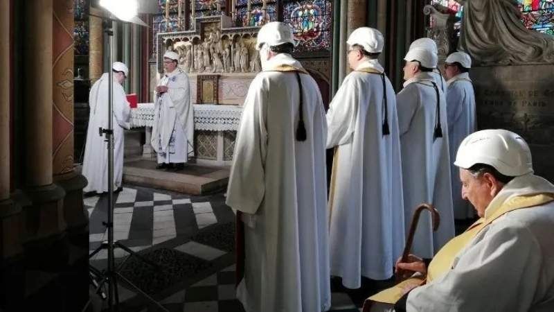 Con cascos, realizan la primera misa tras el incendio en Notre Dame