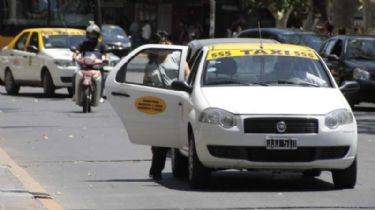 Golpe al bolsillo: aumentaron la bajada de bandera de taxis en San Juan