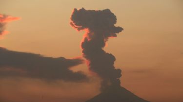 El volcán mexicano Popocatépetl registra una explosión y expele una columna de ceniza de 1,5 kilómetros