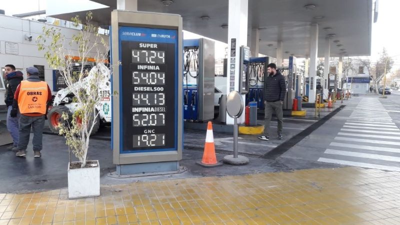 Aseguran que el precio del combustible no tiene referencia en Argentina