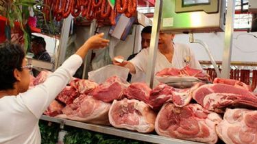 Evalúan un descuento de $100 por kilo de carne comprada con la Tarjeta Alimentar