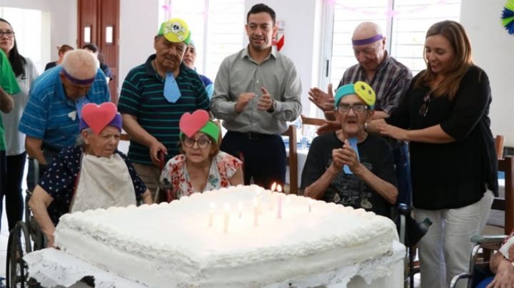 Cotillón, música y una torta gigante para celebrar cumpleaños en el Hogar Eva Perón