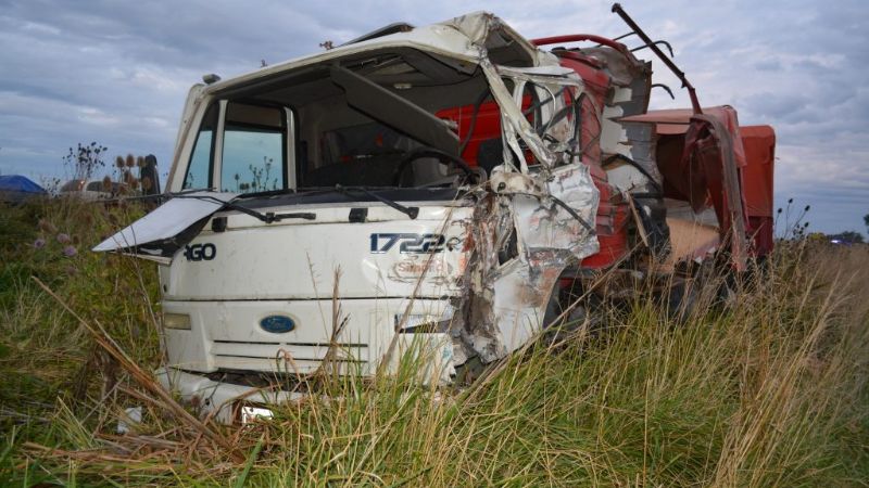 Chocaron dos camiones y un patrullero no pudo esquivarlos: murió un policía