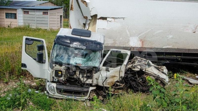 Un muerto en brutal choque frontal entre camiones