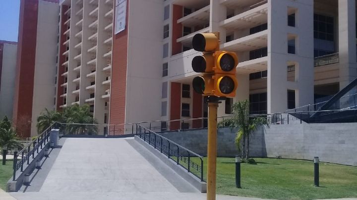Primeros semáforos peatonales cicloviales en Capital
