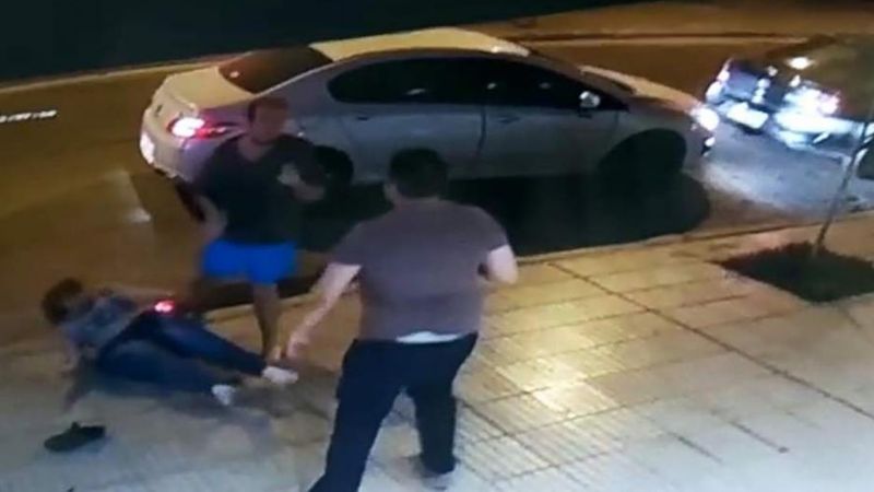Grabaron a un fiscal golpeando a una mujer en la calle