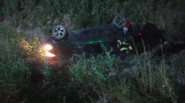 Tragedia: Volcó un auto con 7 ocupantes, el conductor murió