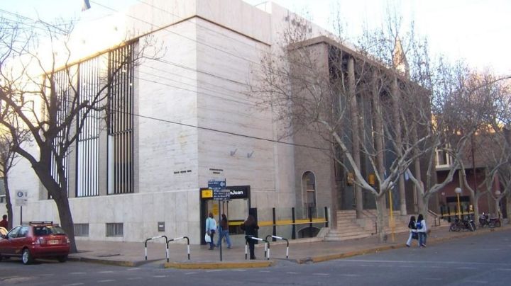 Denunciaron a un banco sanjuanino tras dos casos de Covid-19