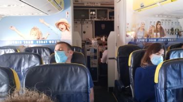 Aseguran que un vuelo de pocos pasajeros provocó 59 contagios de Covid-19