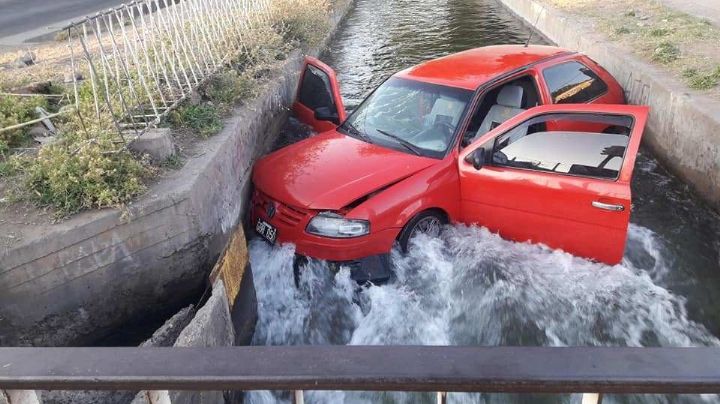 La peor suerte: no le puso freno de mano y su auto quedó se clavó en el canal