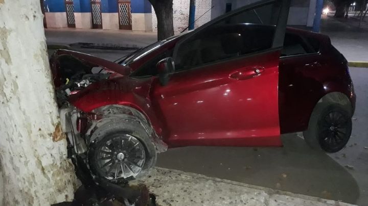 Un joven incrustó su auto en un árbol en Pocito y terminó herido