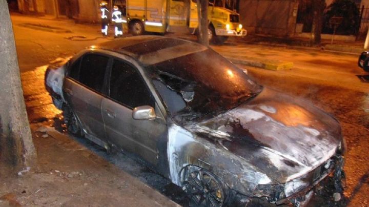 Domingo de furia: le prendió fuego el auto a sus padres en Sarmiento