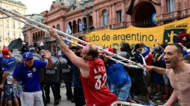 Feroz pelea entre la Policía y los hinchas en el velorio de Maradona