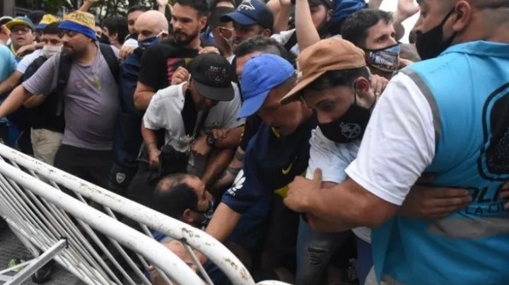 Grandes disturbios en el comienzo del velatorio de Diego Maradona