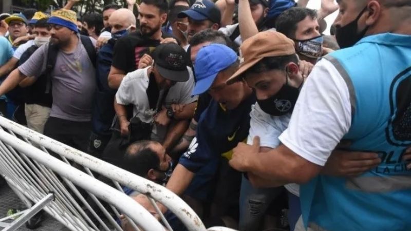 Grandes disturbios en el comienzo del velatorio de Diego Maradona