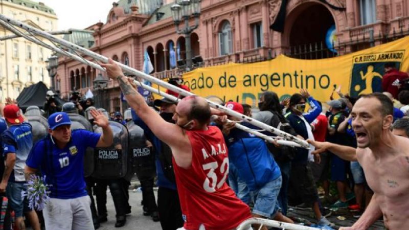 Feroz pelea entre la Policía y los hinchas en el velorio de Maradona