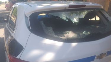 Inadaptados destrozaron a piedrazos un móvil policial en Chimbas