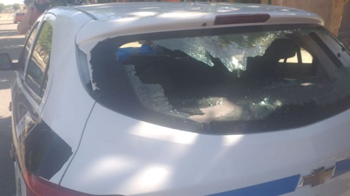 Inadaptados destrozaron a piedrazos un móvil policial en Chimbas