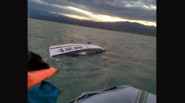 Momento de pánico: volcó un velero y sus tripulantes quedaron en medio del dique de Ullum