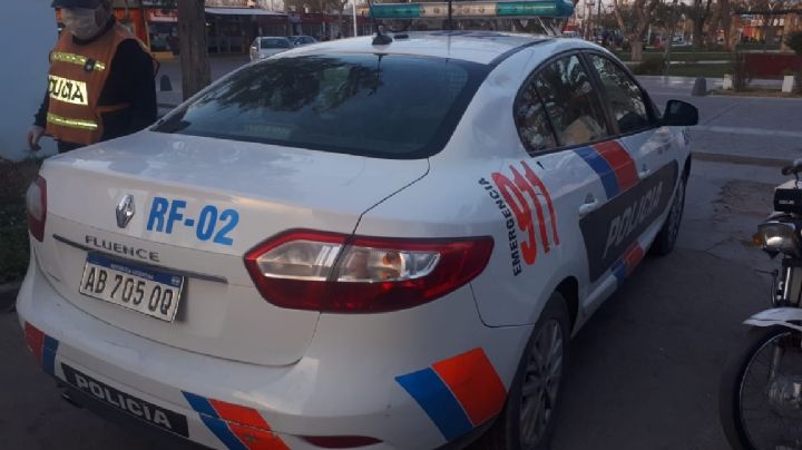 Brutal accidente: un auto volcó y cayó en un zanjón en Albardón