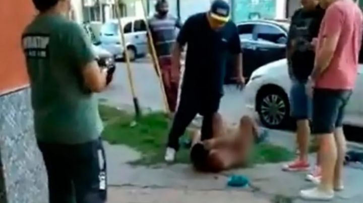 Desnudaron y golpearon a un ladrón de 15 años a plena luz del día