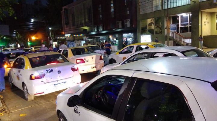 Taxistas y remiseros protestan preocupados por la falta de pasajeros