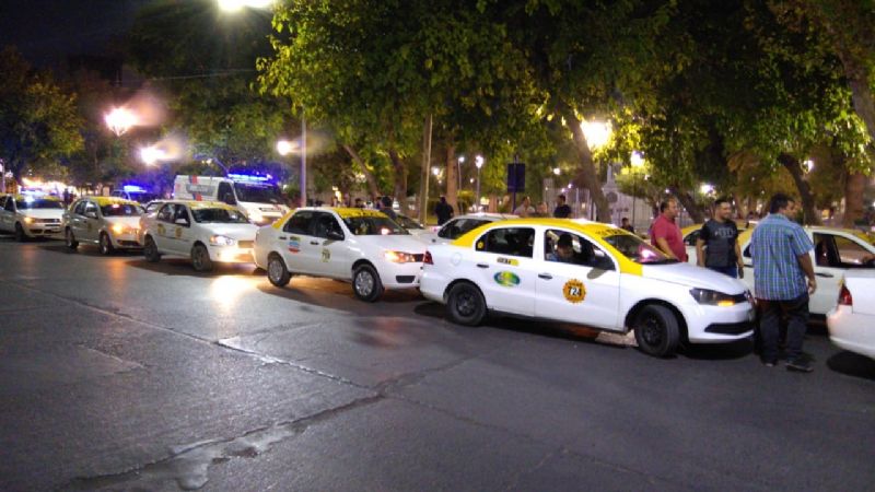 Taxistas y remiseros protestan preocupados por la falta de pasajeros