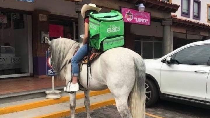 Te lleva una milanesa "a caballo": un repartidor entrega sus pedidos de una manera particular