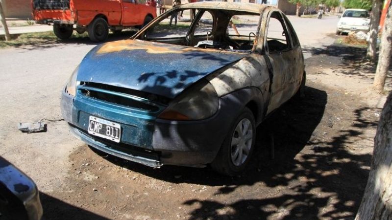 Cuarentena en llamas: incendiaron dos autos en un barrio de Chimbas