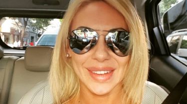 Monica Farro calentó el comienzo de temporada de Carlos Paz con su atrevido escote