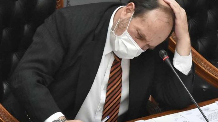 Detuvieron a ministro de Salud por  comprar respiradores con sobreprecios