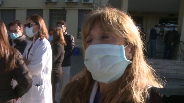 Médicos se manifestaron en apoyo a la infectóloga que habría ayudado a facilitar el vuelo
