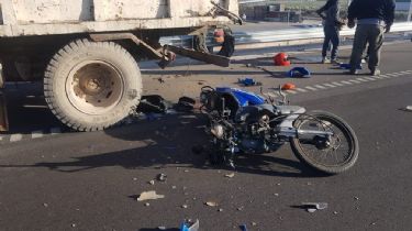 Impactante choque entre una moto y un camión en Ruta 40