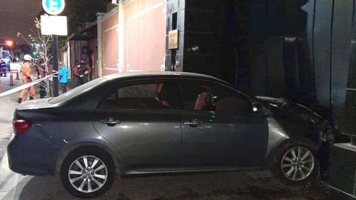 Harto de la cuarentena, un joven embistió el auto contra la Embajada de China
