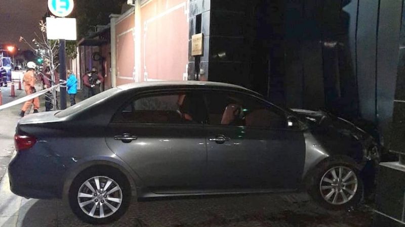 Harto de la cuarentena, un joven embistió el auto contra la Embajada de China