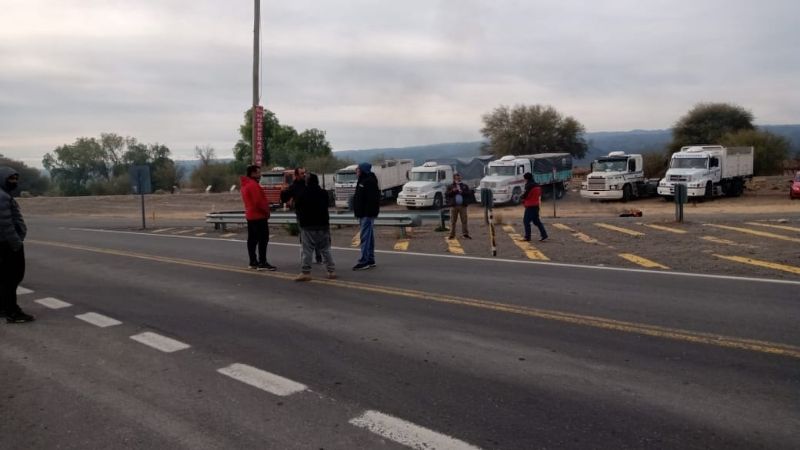 Transportistas se manifiestan de forma pacífica en un acceso provincial