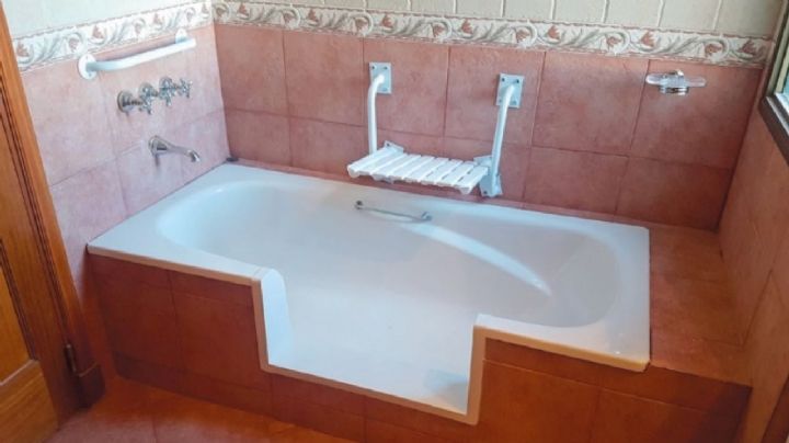 Macabro hallazgo de pareja fallecida dentro de la bañera de su casa